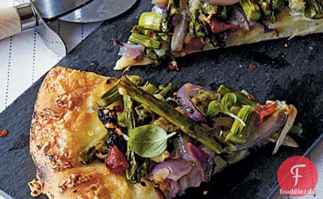 Gegrillte Pizza mit Spargel und Karamellisierten Zwiebeln