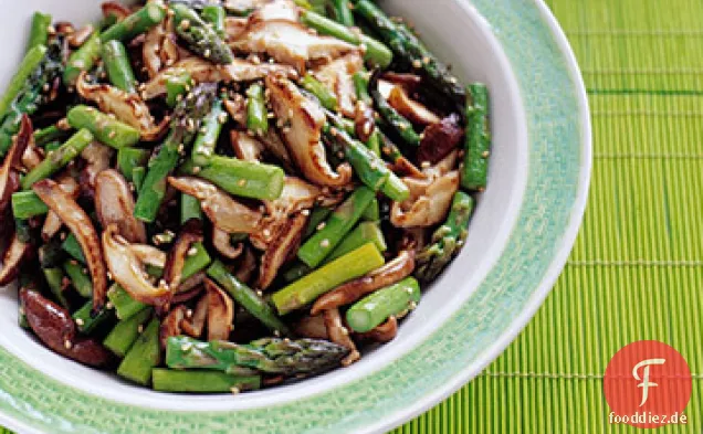 Spargel und Shiitake unter Rühren braten