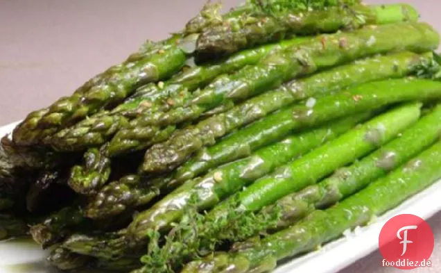 Gerösteter Spargel mit Knoblauch und frischem Thymian