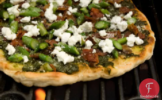 Speck, Spargel und Ziegenkäse Gegrillte Pizza Rezept