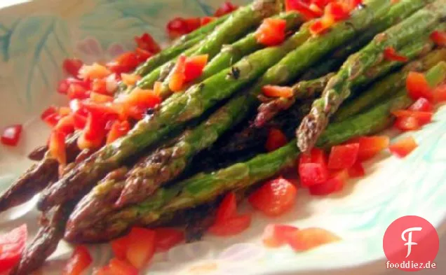 Marinierter gegrillter Spargel