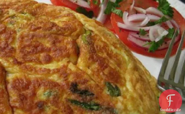 Spargel & Fontina Frittata W / geschnittene Tomaten & Rote Zwiebel