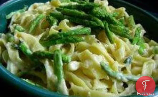 Penne mit Spargel und Sahnesauce