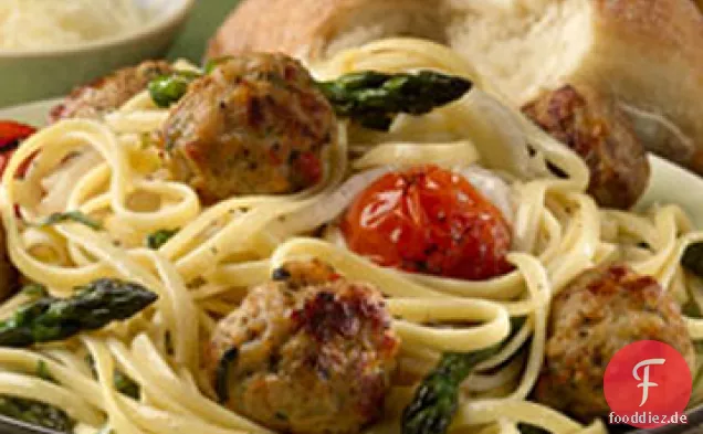 Linguini mit geröstetem Gemüse und Tomaten-Basilikum-Hühnerfleischbällchen