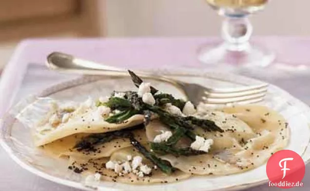 Ricotta-Ravioli mit gebräunter Mohnbutter und Spargel