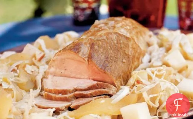 Schweinebraten mit Äpfeln, Kohl und Rüben