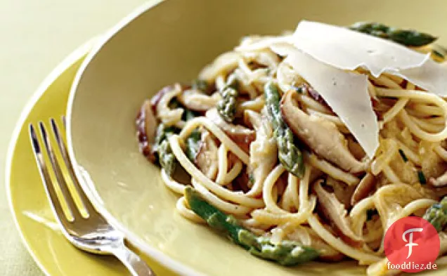 Spaghetti mit Spargel, Shiitake-Pilzen, Zitrone und Schnittlauch