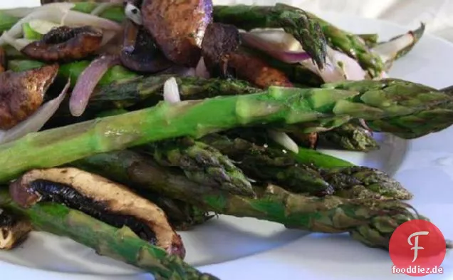 Gebratener Spargel, Champignons und Zwiebeln