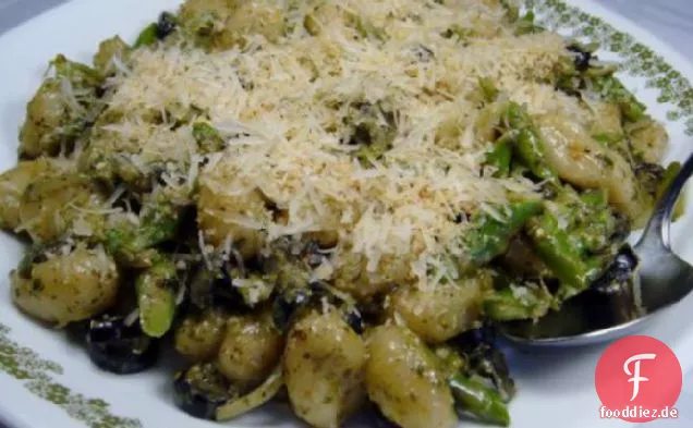 Gnocchi Mit Spargel & Oliven in einer Cremigen Pesto-Sauce