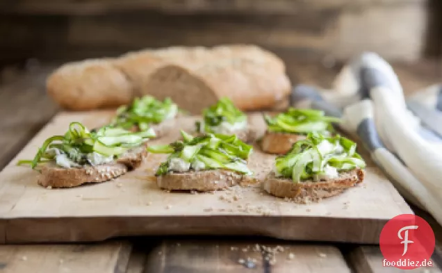 Rasierter Spargel und Ziegenkäse Crostini