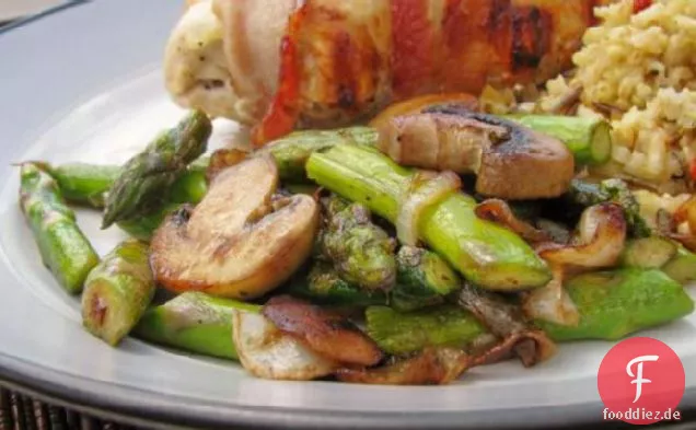 Buttrige Pfanne gebratene Pilze und Spargel