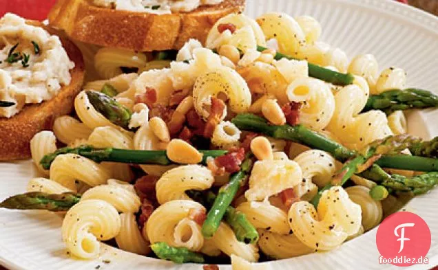 Pasta mit Spargel, Pancetta und Pinienkernen
