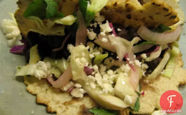 Knusprige schwarze Bohnen Tacos mit Feta und Kohlkraut