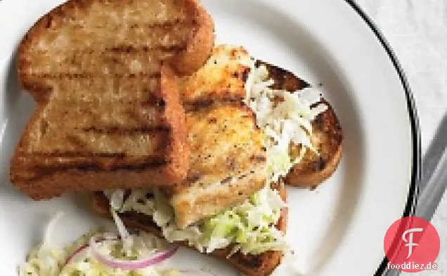 Gegrilltes Fischsandwich mit Kohlkraut