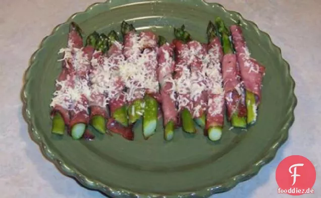 Gebackener Spargel in Schinken eingewickelt