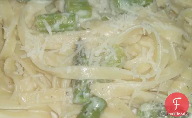 Fettuccine mit Spargel in Zitronenrahmsauce