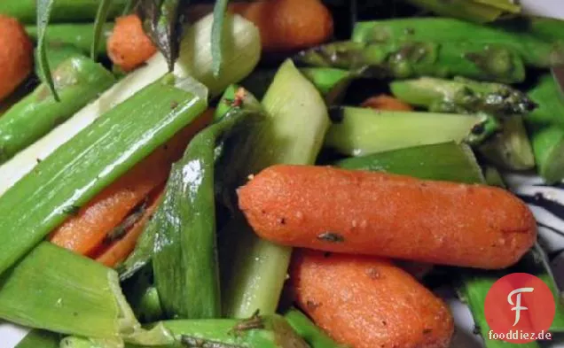 Gebratener Spargel, Babykarotten und Jakobsmuscheln