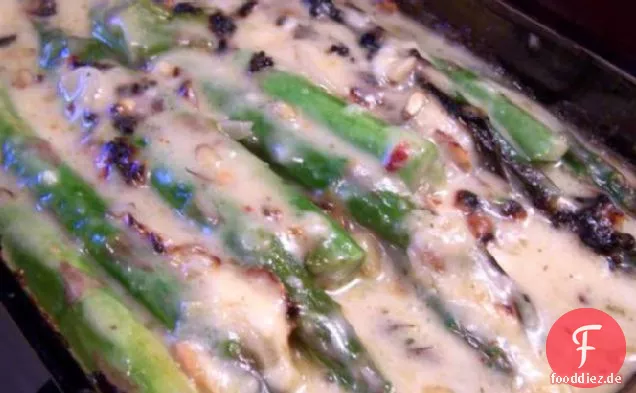 Würziger und süßer käsiger Spargel