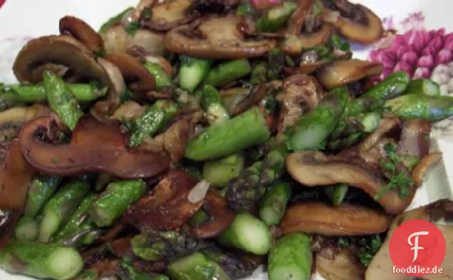 Gebratenen Spargel mit Pilzen umrühren