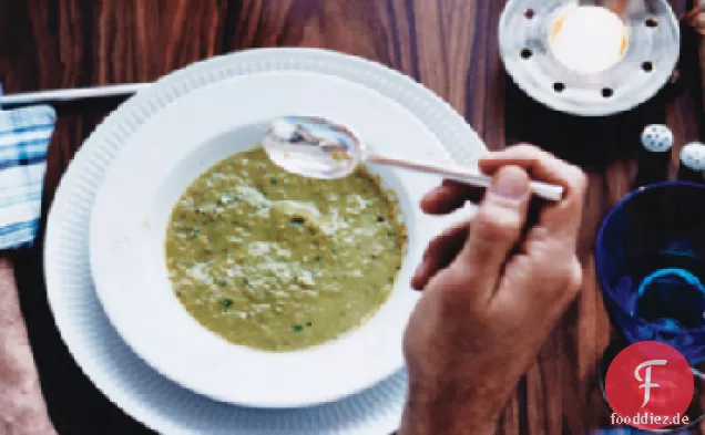Gebratene Spargelsuppe mit Frühlingskraut Gremolata