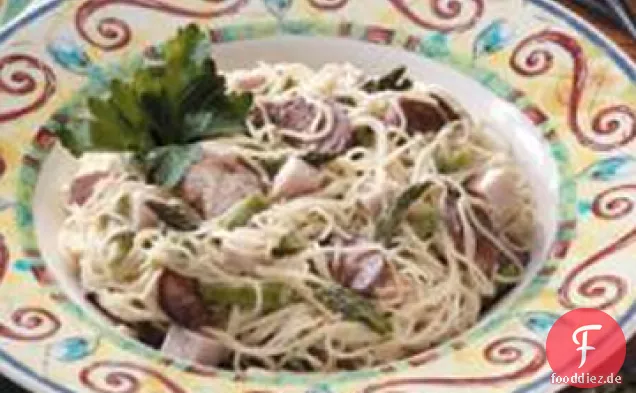 Spargel-Türkei Pasta Werfen