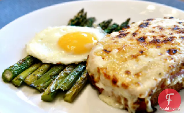 Spargel Mit Schinken, Eiern und Knoblauch Krümel