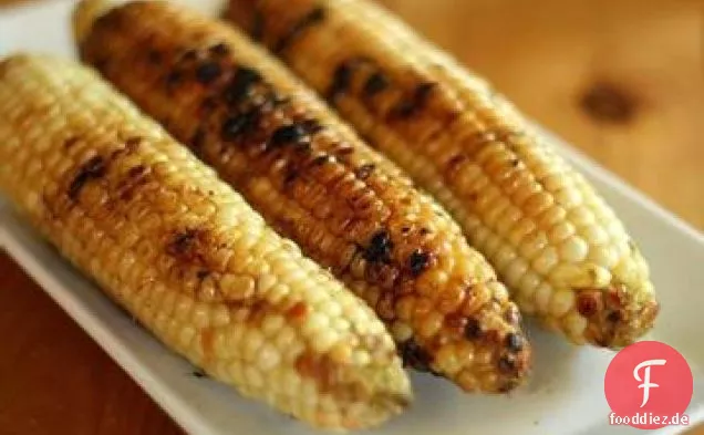 Gegrillter Mais auf dem Kolben mit Ahorn-Chipotle-Glasur