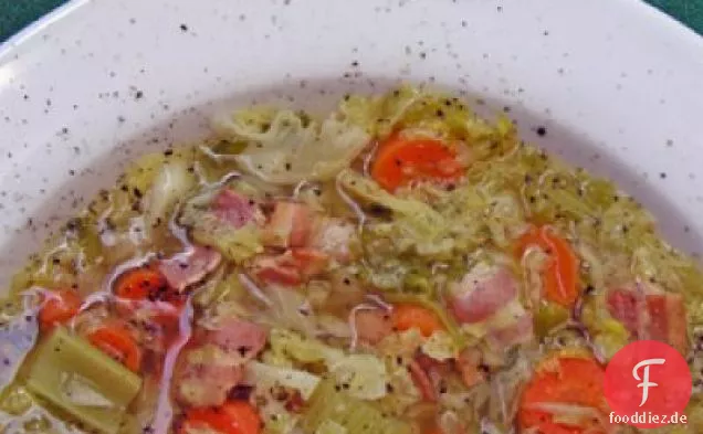 Wirsingsuppe mit Speck und schwarzem Pfeffer