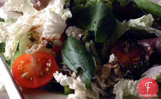 Kohl und gemischter Grünsalat mit würziger Kräutervinaigrette