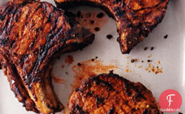 Gegrillte riesige Schweinekoteletts mit Adobo-Paste