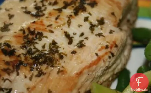 Gebratenes Huhn mit Öl, Zitrone und Knoblauchsauce