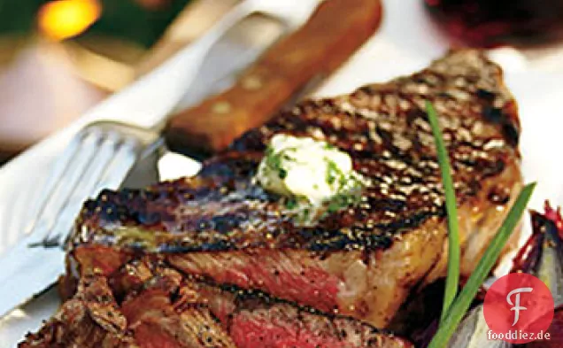 Gegrillte Rib-Eye-Steaks mit Petersilie-Knoblauchbutter
