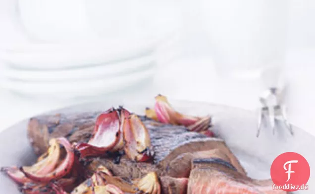 Gegrillter Balsamico-marinierter London Broil mit roten Zwiebeln