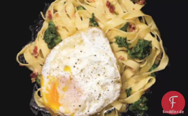 Fettucine Carbonara mit Spiegeleiern