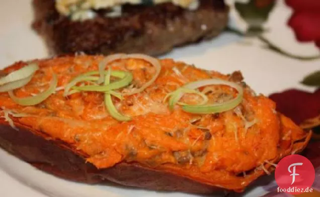 Zweimal gebackene Süßkartoffeln mit Lauch und Wurst