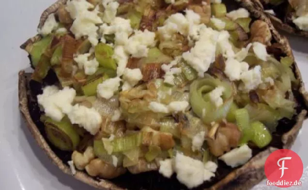 Gefüllte Pilze mit Lauch, Blauschimmelkäse und Walnüssen.