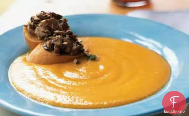 Gelbe Pfeffersuppe mit Wildpilzcroutons