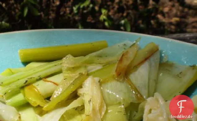 Gedünsteten Lauch in Zitronen-Dill-Butter