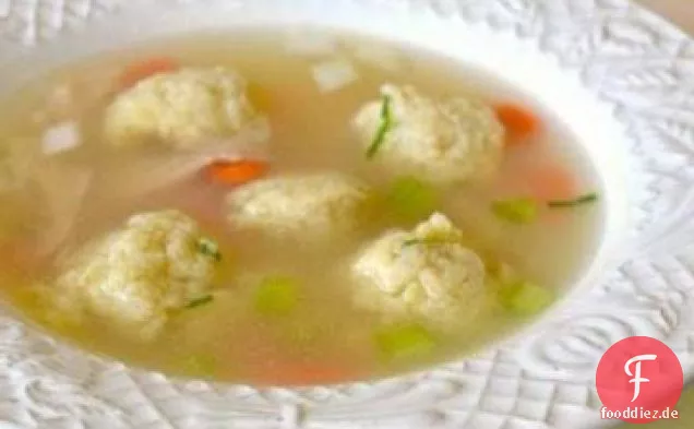 Hühnersuppe mit Miniatur-Lauch-Schnittlauch-Matzo-Kugeln