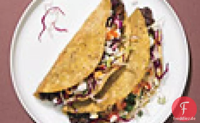 Knusprige schwarze Bohnen Tacos mit Feta und Kohlkraut