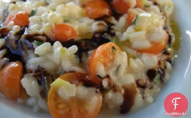 Risotto mit frischem Mozzarella, Traubentomaten und Basilikum