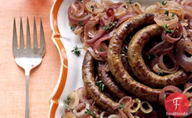 Wurst mit sautierten roten Zwiebeln und Thymian