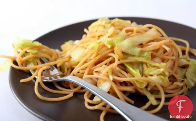 Süße Chili-Spaghetti im asiatischen Stil mit Kohl
