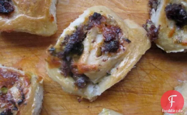 Wurst, Cheddar und Rosmarinbrötchen