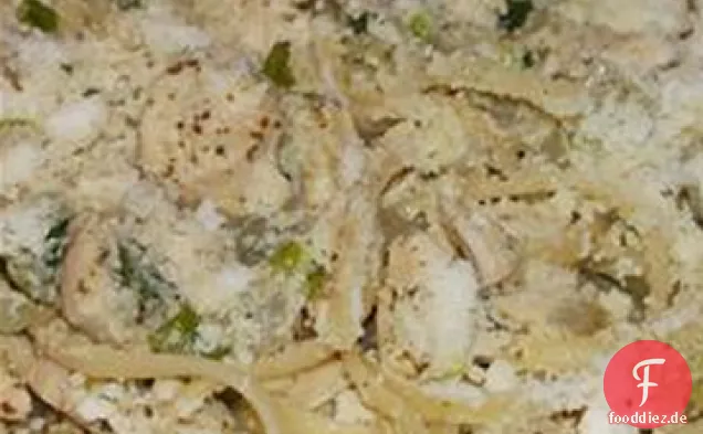 Huhn und Zwiebeln Über Linguini