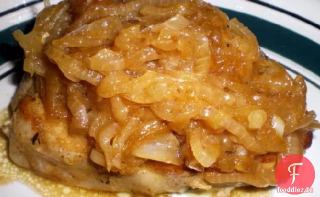 Schweinekoteletts in karamellisierten Zwiebeln erstickt