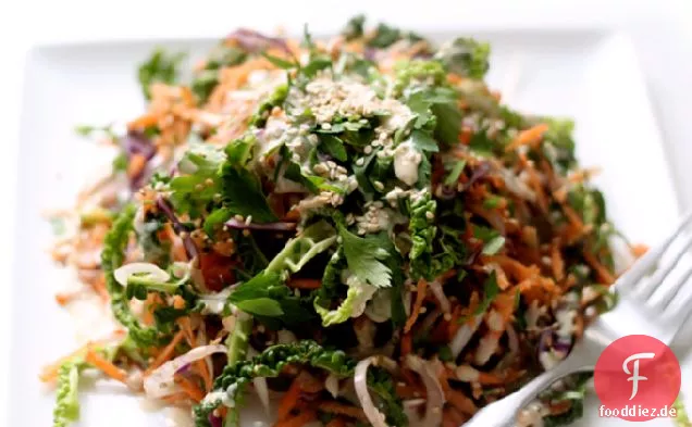 Gerösteter Sesam Winter Slaw & Tahini Creme Dressing mit Orange