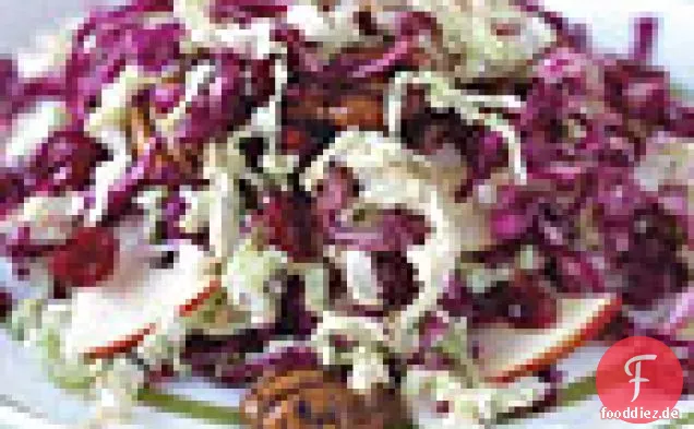 Rot- und Napa-Krautsalat mit Braeburn-Äpfeln und gewürzten Pekannüssen
