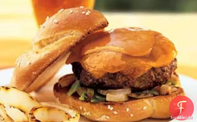 Cheeseburger mit verkohlten grünen Chilis und Zwiebeln