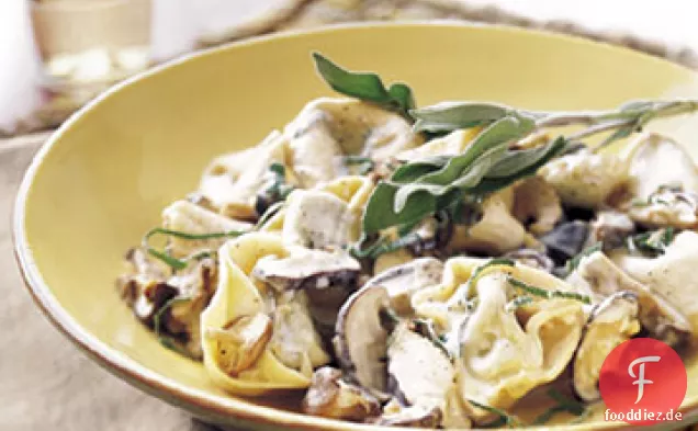 Tortelloni mit Pilz-Salbei-Sauce